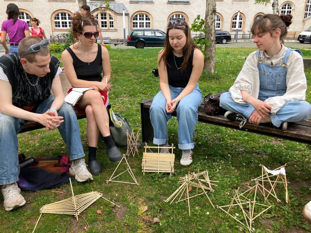 Erst klein, dann groß: Über das Sommersemester testen Studierende Bühnenkonstruktionen aus Bambus aus | Foto: Margo Zālīte