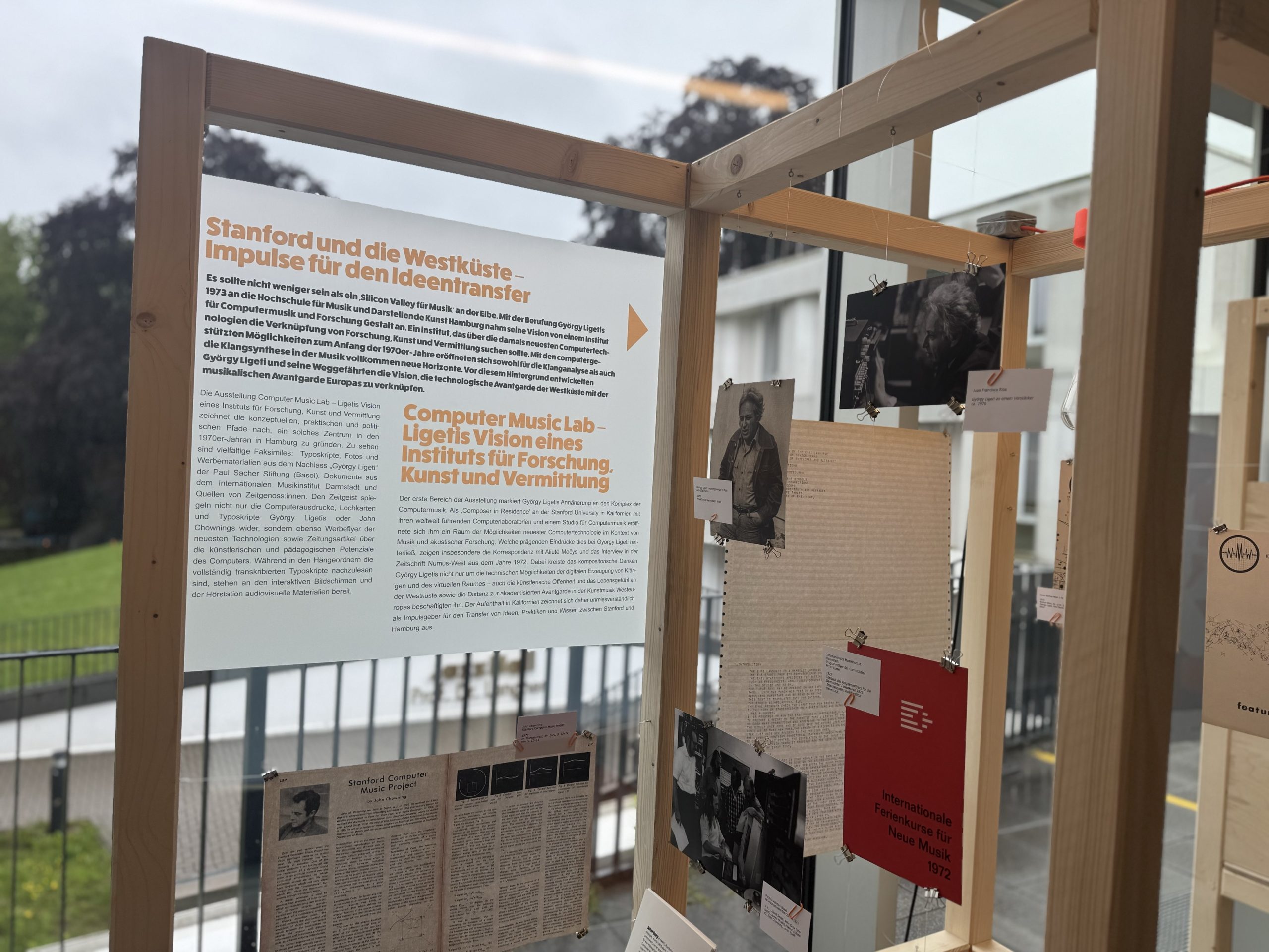 Bis zum 14. Juli 2025 ist die Ausstellung „Computer Music Lab - Ligetis Vision eines Instituts für Forschung, Kunst und Vermittlung“ täglich im Foyer der HfMT Hamburg zu sehen | Foto: Nadine Schwalb
