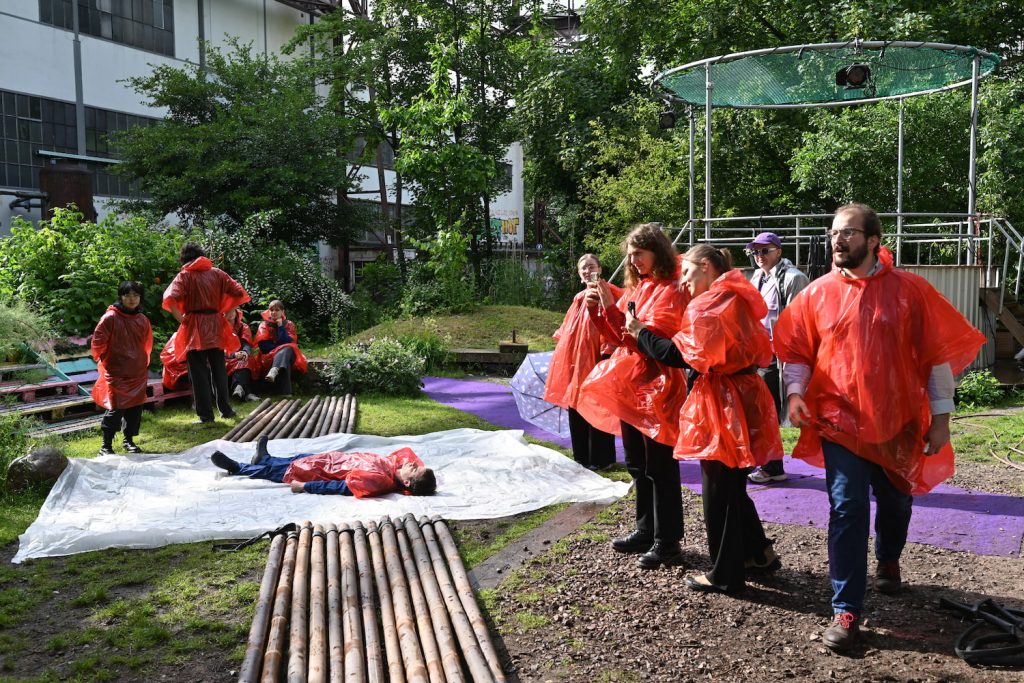 Im Garten auf Kampnagel bauten die Studierenden ihre Bühnen aus Bambus auf | Foto: Knut Klassen