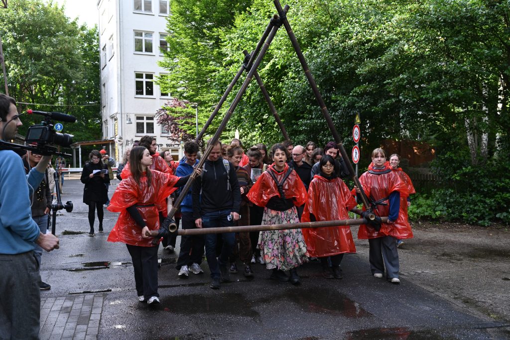 Eine modulare Bühne lässt sich nicht nur auf- und abbauen - diese lässt sich auch tragen | Foto: Knut Klassen