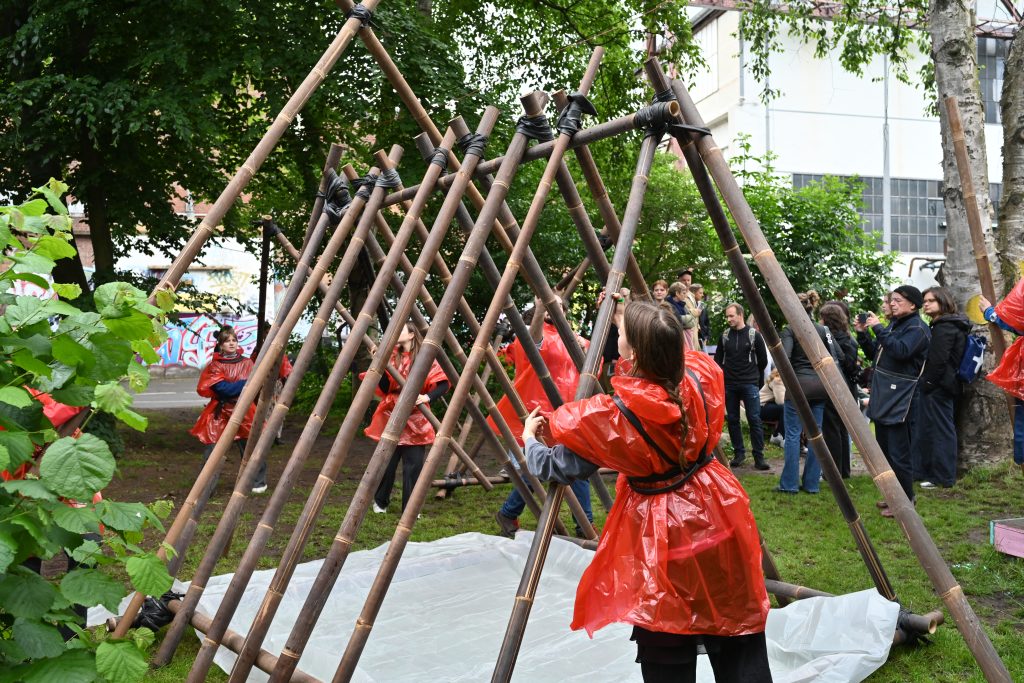 Der Aufbau ist Teamsache | Foto: Klassen