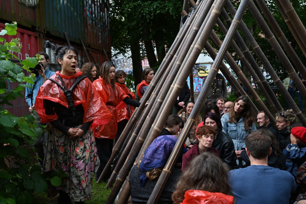 Das Ergebnis ihrer Arbeiten präsentierten die Studierenden Besucher:innen im Rahmen einer Performance und mit Musiktheater | Foto: Knut Klassen