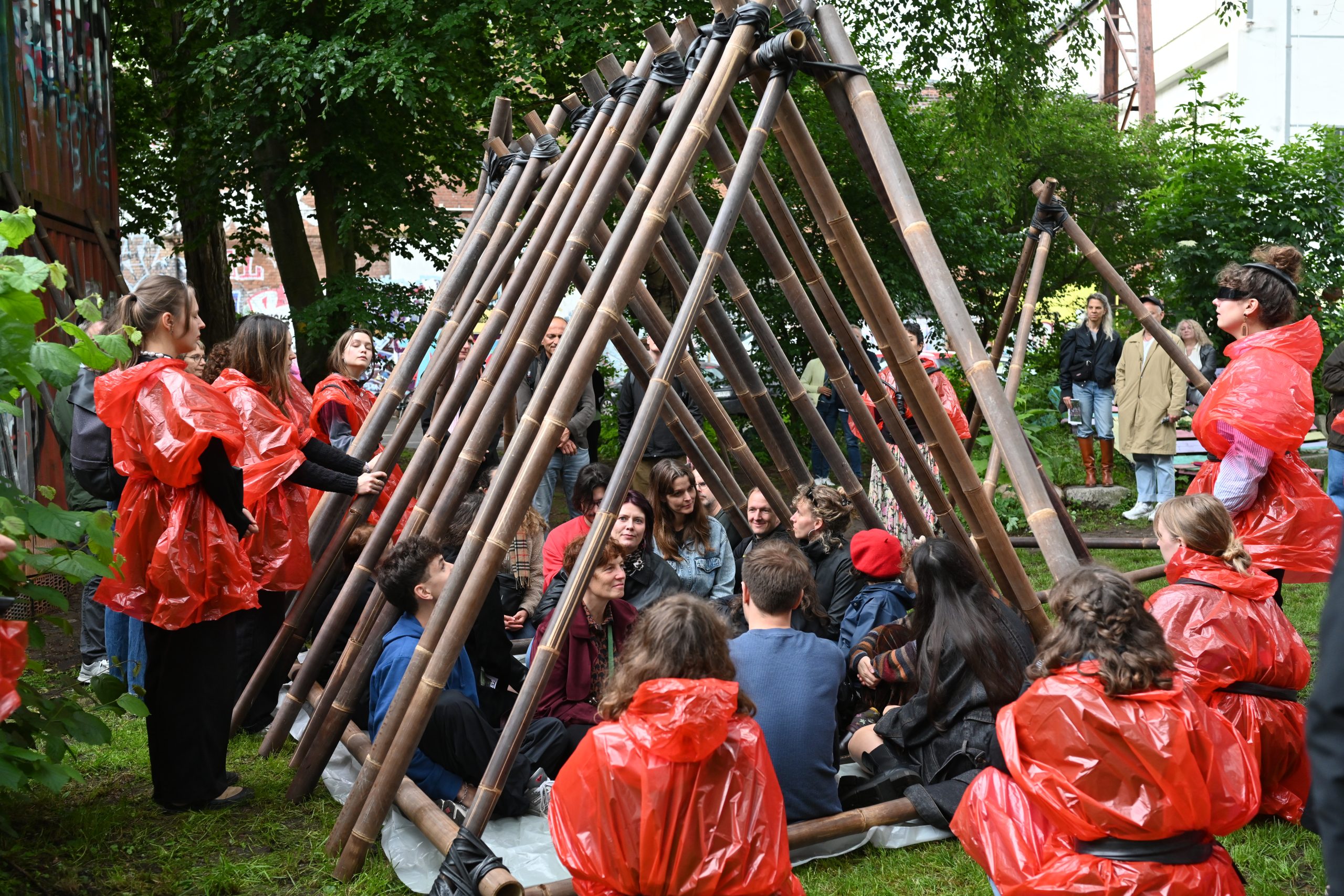 Präsentation auf Kampnagel: Ein Semester lang beschäftigten sich Studierende der HfMT Hamburg und der HFBK Dresden mit Modularen Bühnen aus Bambus | Foto: Knut Klassen