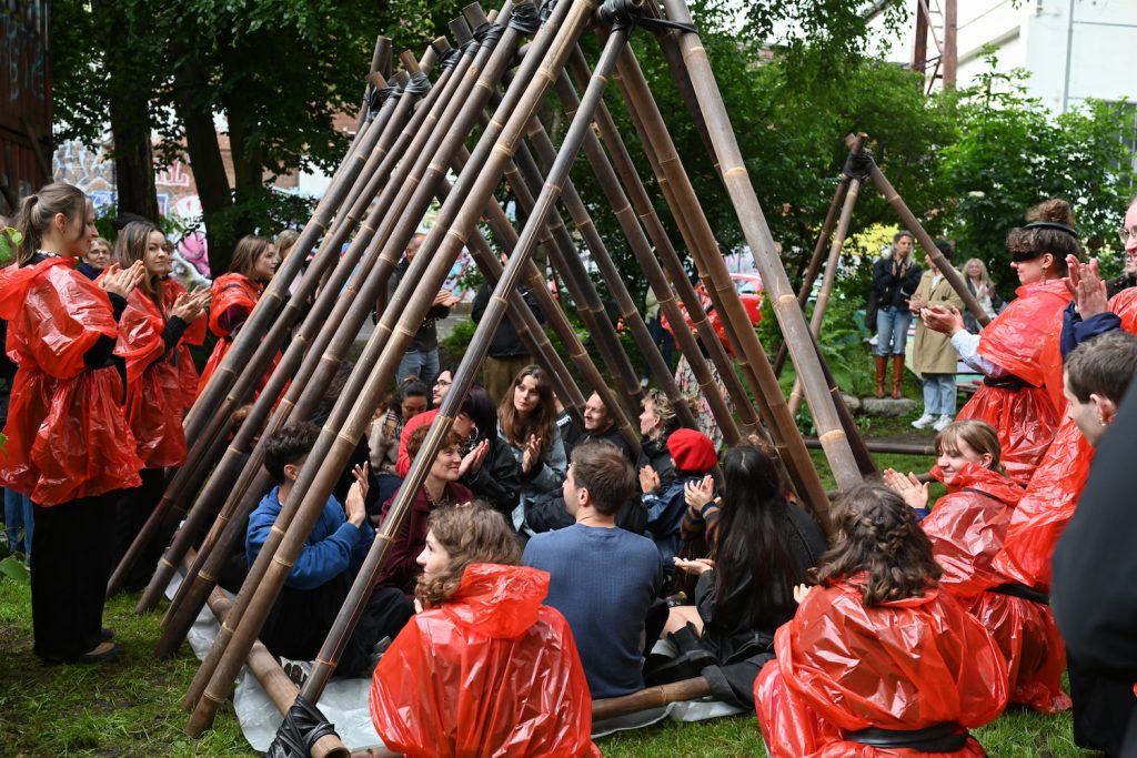 Applaus und zufriedene Gesichter: Mit dem Ergebnis waren alle überglücklich | Foto: Knut Klassen